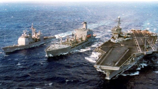 Từ trái sang: USS Hue City và USNS John Lenthal hỗ trợ Hàng không mẫu hạm USS John F. Kennedy ngoài biển