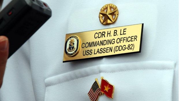 Ngực áo Đại tá Lê Bá Hùng, người từng phục vụ trên USS Hue City trong hình chụp chuyến thăm vào Đà Nẵng 2009 khi chỉ huy tàu USS Lassen